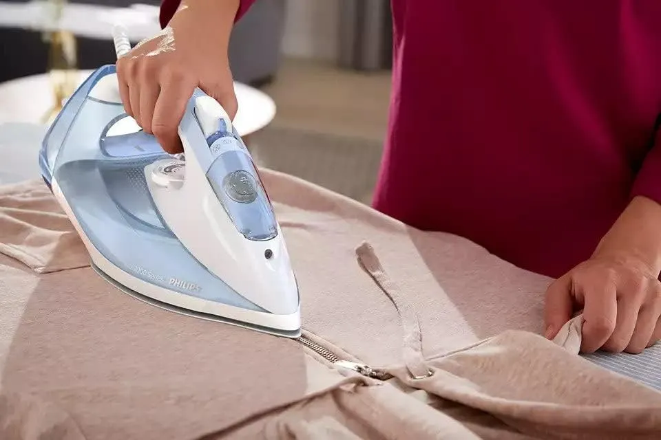 Philips 7000 Series Steam Iron - 2600W, 220 g steam boost, SteamGlide Plus soleplate - DST7011/26 - Light Blue/Gray 2