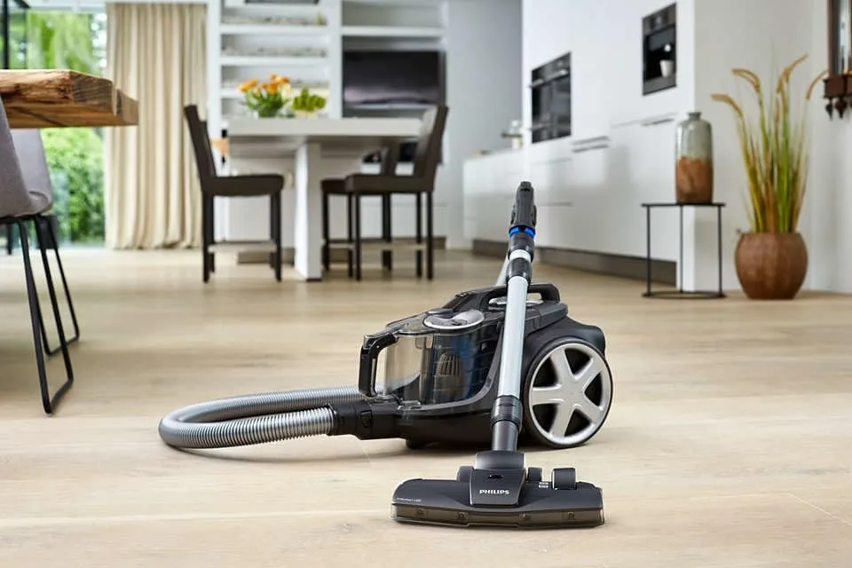 Philips PowerPro Expert Bagless Vacuum Cleaner - 900W, PowerCyclone 8, TriActive+ LED nozzle, 2L Dust Capacity, Black - FC9747/09 4