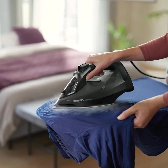 Philips Versuni DST5040/86 Steam Iron, 2600 W, 320 milliliters, Black 4