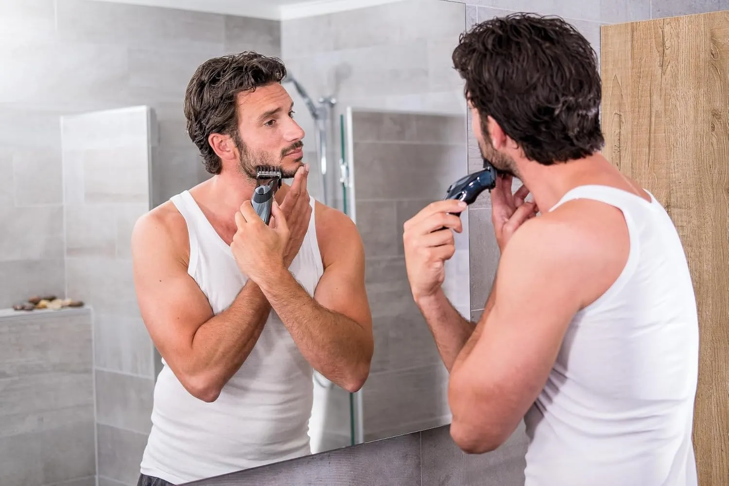 WAHL Haircut & Beard Grooming Kit | Cordless Rechargeable Trimmer with 12 Comb Attachments, Foil Shaver & Detailer | Detachable & Rinsible Stainless Steel Blades | Lightweight Design (9639-827) 4